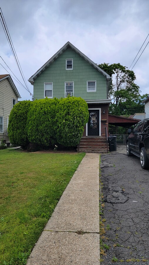 2 family house w parking - 33 Roe St Unit 1st Floor