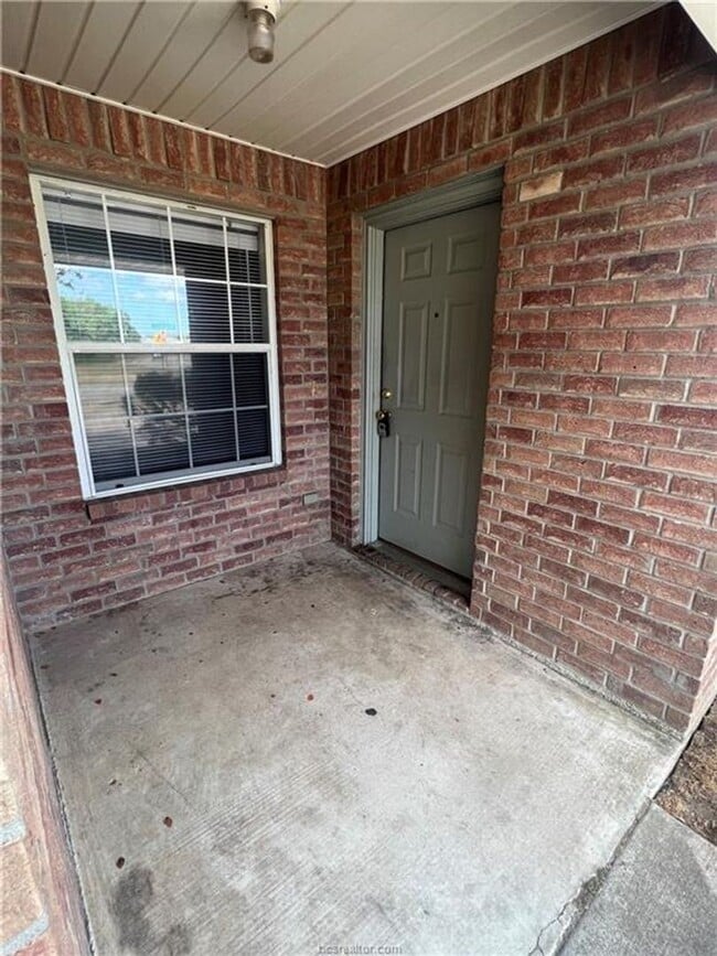 Photo - 3 Bed, 3 Bath Duplex in College Station