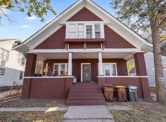 Building Photo - 917 N Winnebago St