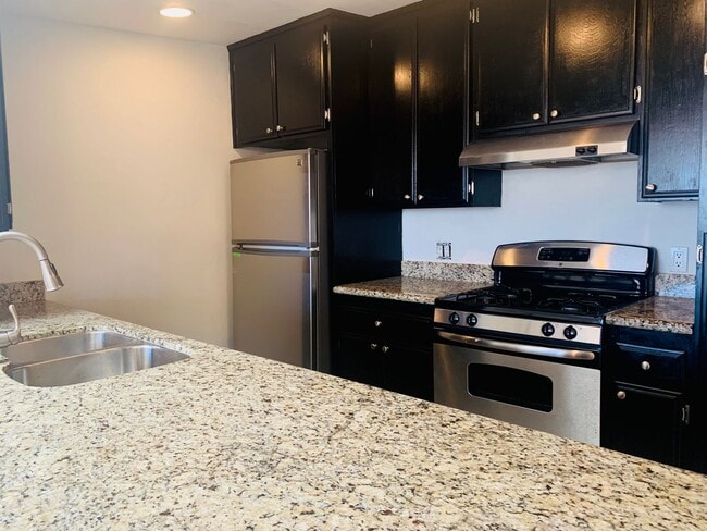 Building Photo - BEAUTIFUL 4 BEDROOM, 2 BATH SINGLE STORY HOME