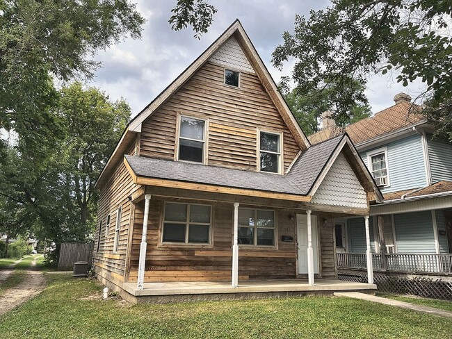 Building Photo - 4 Bed / 2 Full Bath Two-Story Home — Covered Front Porch, Detached Garage, Central Air