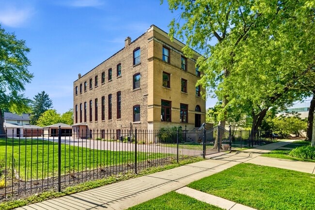 Building Photo - 117 S Lombard Ave