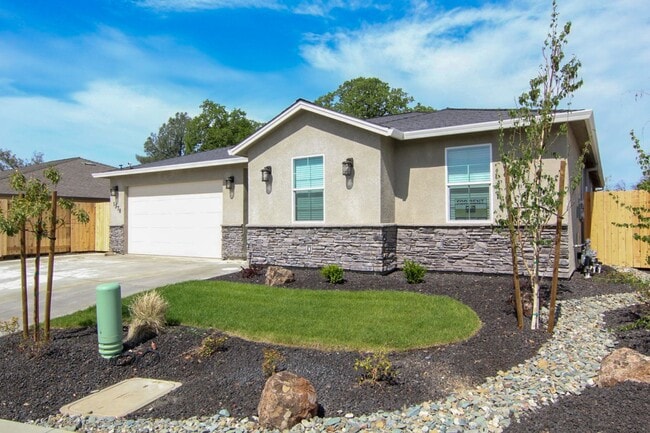 Building Photo - Newer Redding Home Built in 2021!