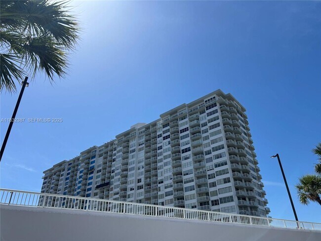 Building Photo - 18031 Biscayne Blvd Unit 904