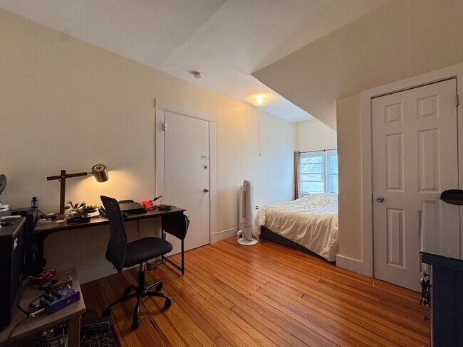 Photo - Spacious 2-Bedroom, 2-Bath in East Rock – Newly Renovated! Unit 3L