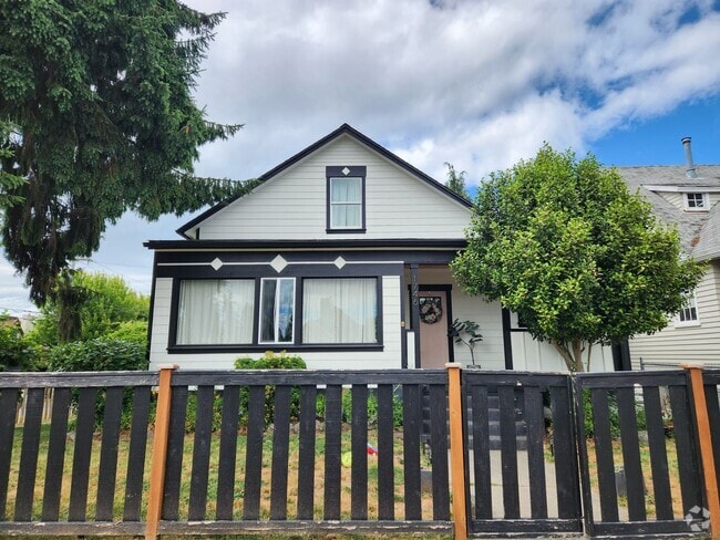 Building Photo - Victorian Style Home Rent Ready!!