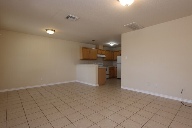 Photo - 402 Trichelle St