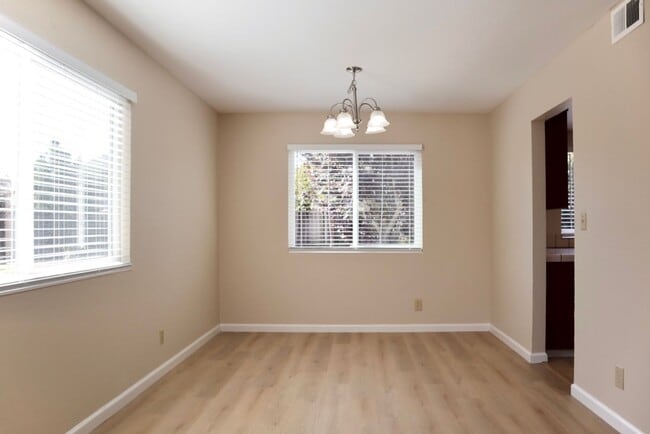 Photo - Splendid 3-bedroom home + Bonus Loft located in Fremont! – New flooring!