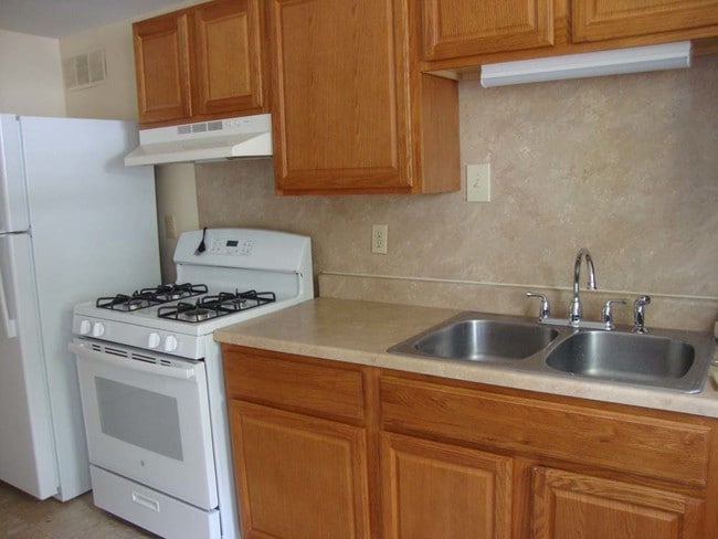 Building Photo - 698 Charlotte Ave Unit 698