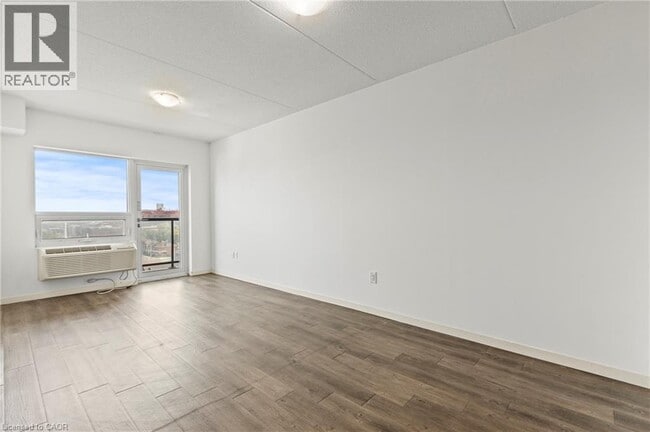 Photo - 220 Cannon St E Unit 706