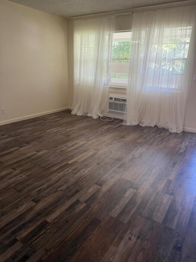 Photo - 180 Windsor E