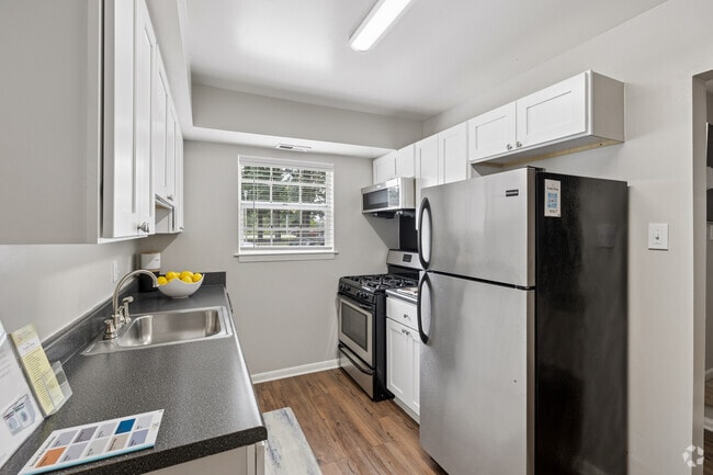 2BR, 1.5BA - 981SF - Kitchen - London Towne