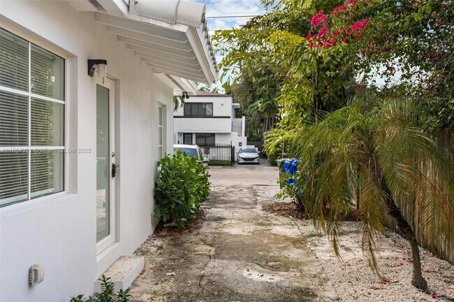 Photo - 515 NE 67th St Unidad 2