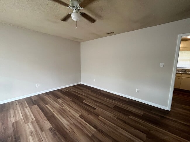 Photo - 903 Jamestown Dr
