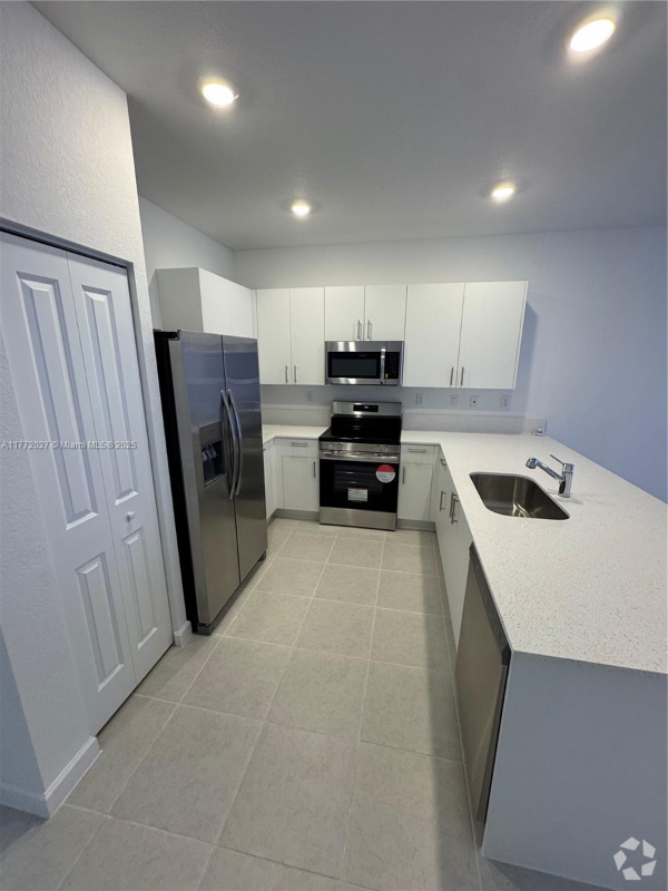 Building Photo - 2655 SE 28th St Rental