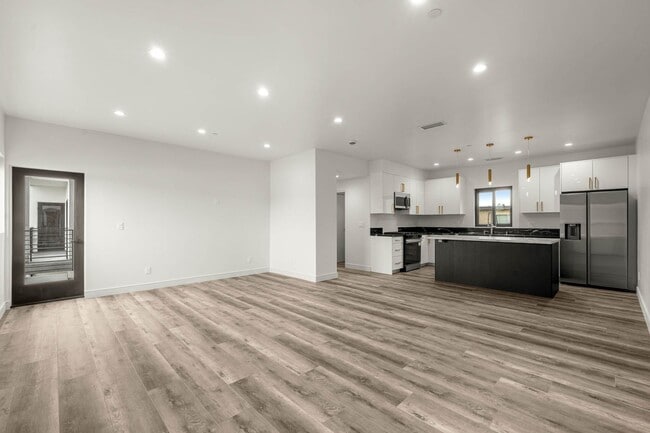 Building Photo - 1920 S Sherbourne Dr Unit 1922