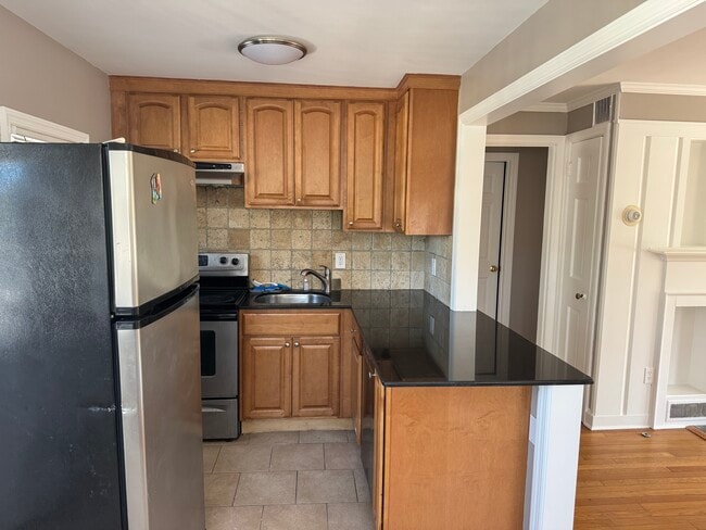 Building Photo - 1640 Whitney Ave Unit 2nd Floor