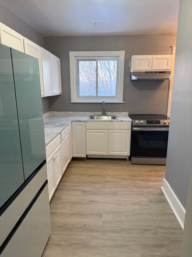 Building Photo - 552 S Main St Unit First floor