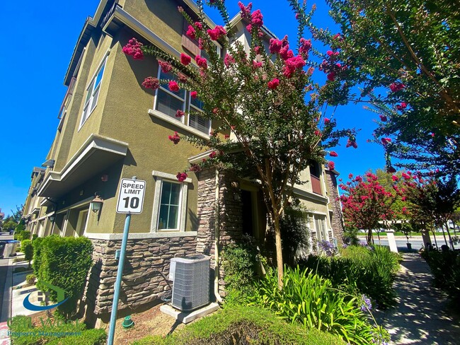 Building Photo - $3795 - 3 Bed/2.5 Bath Tri-level Townhome ...