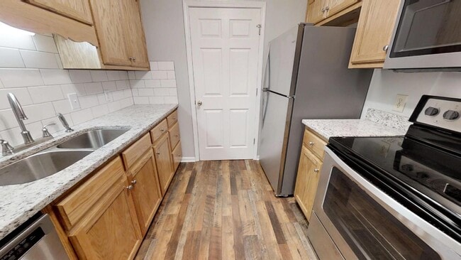 Photo - 1555 W King St