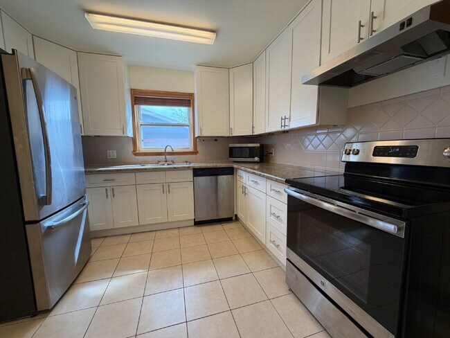 Photo - Beautiful 3-Bedroom Home in Northglenn – All Utilities Included! Unidad A