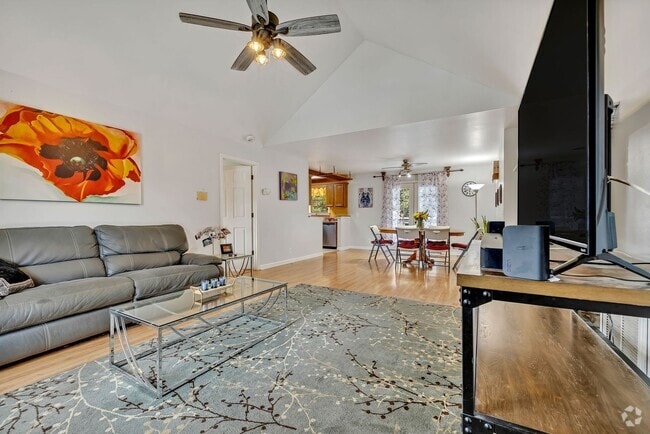 Building Photo - 3 bedroom/2 bathroom Home