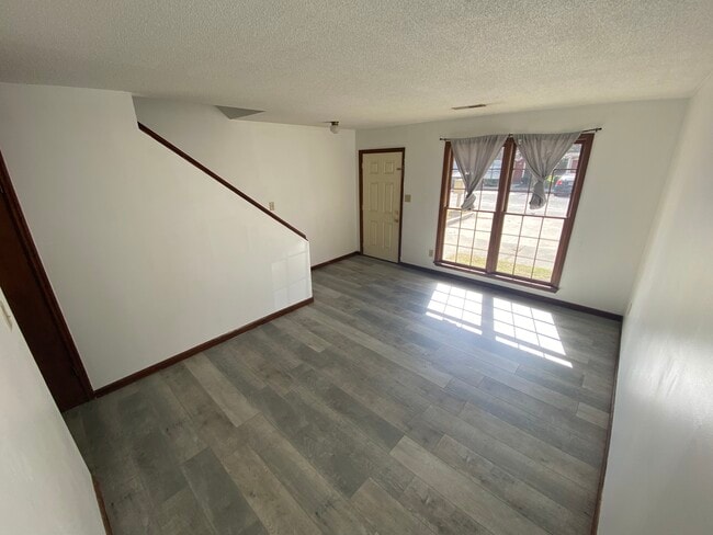 Large windows provide plenty of light - 114 Colonial Ct Unit 114