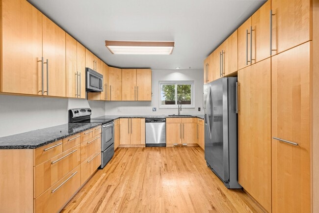 Building Photo - 1558 Greenbriar Blvd