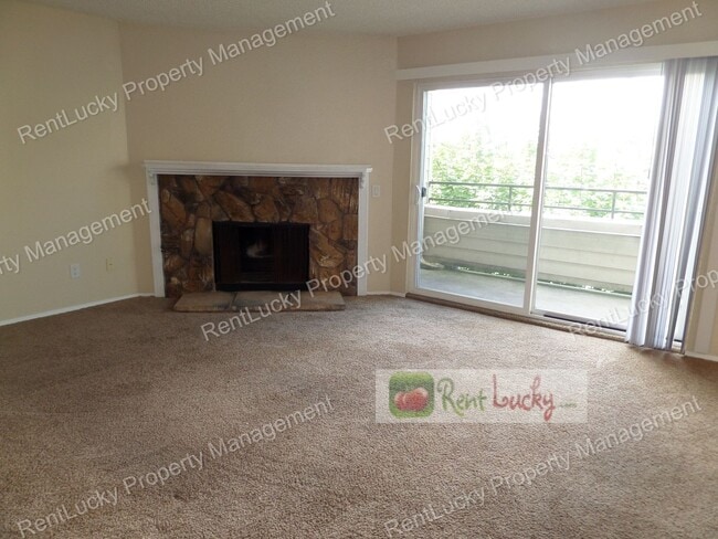 Photo - Wonderful 2-Bedroom Top Floor Condo in Renton - Great Location! Unidad 302