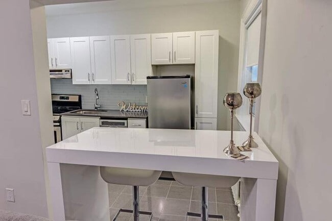 Photo - 320-342 Avenue Road