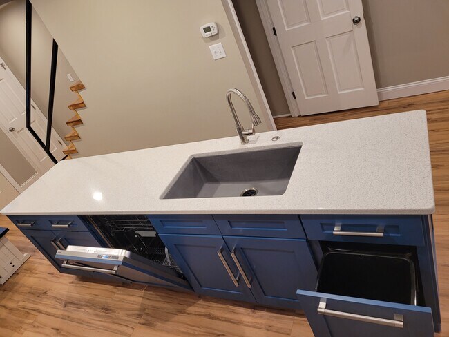 9' Island quartz - 10 Rolling Pines Dr