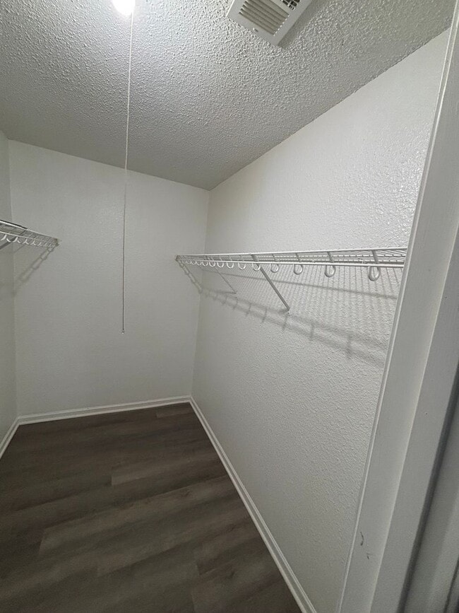 Building Photo - Large 2 bdrm/1.5bath apt 750.00 in Indepen...
