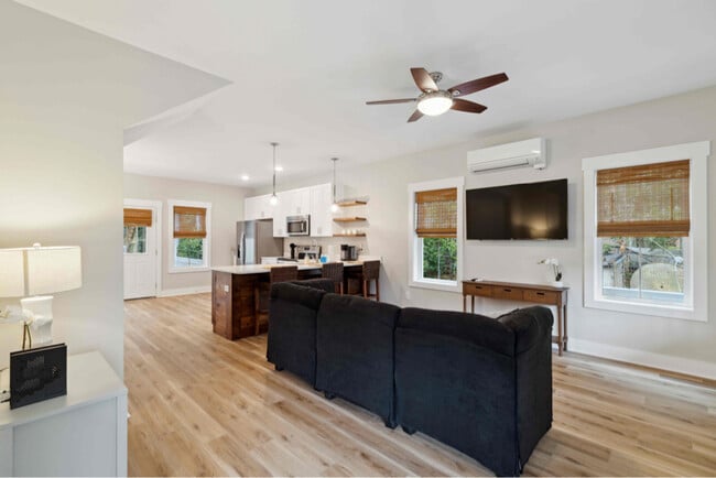 Photo - 5069 Peachtree Ave