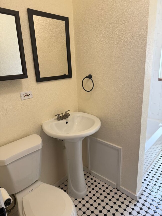 Photo - Updated 1 bedroom 1 bath in Mayfair