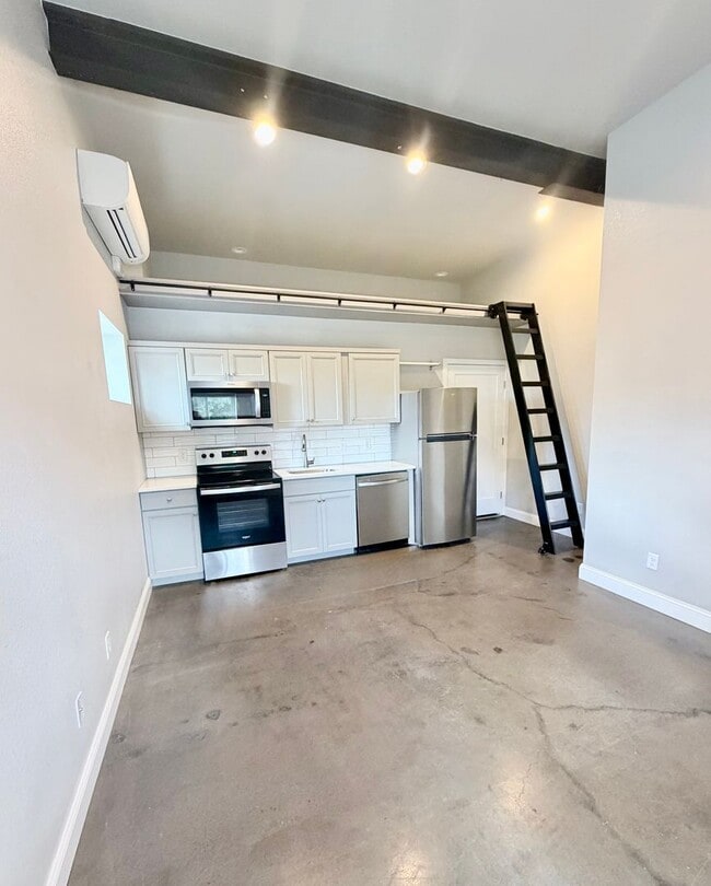 Building Photo - Lowell3850 Unit #C