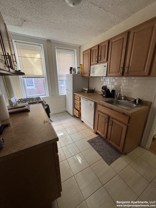Building Photo - 5 Barrows St Unit 1
