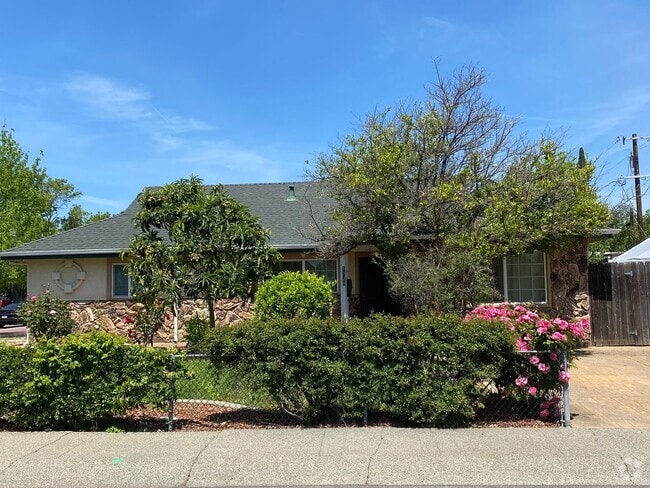 Building Photo - Nice 3 bedroom 1 bath with office Walking ... Rental