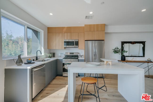 Photo - 739 Mariposa Ave