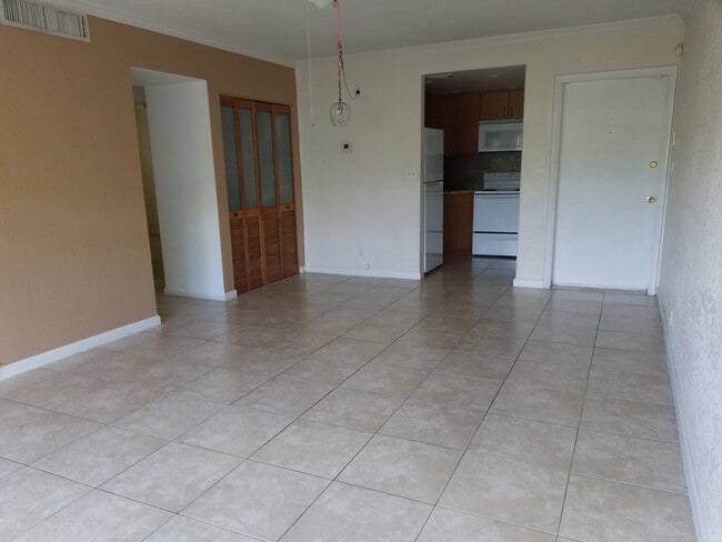 Building Photo - 280 S Cypress Rd Unit GeorgenArms12 Rental