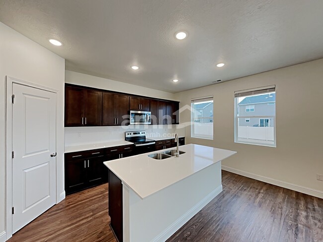 Photo - 302 N Gibbons Ln