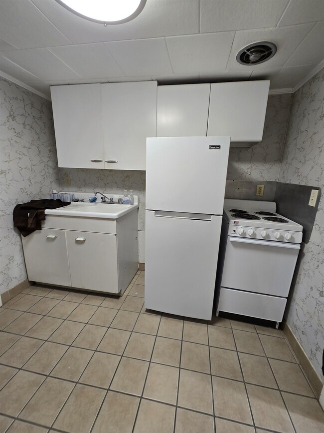 Building Photo - 96 N Main St Unit #1