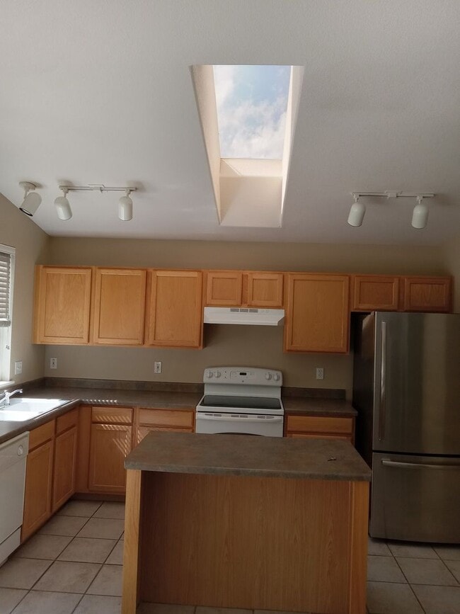 Photo - 1596 Meachum Way