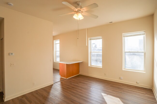 Photo - 747 Damen Unit 2