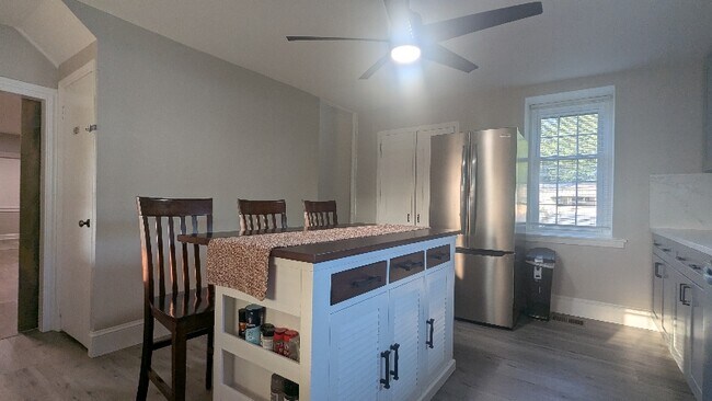 Photo - 2848 E High St