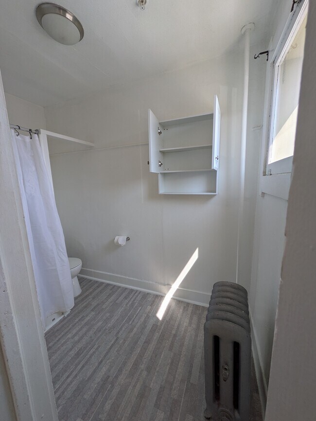 Unit 28B Bathroom