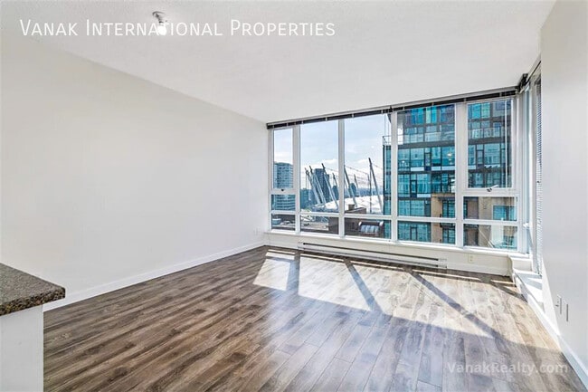 Bright Downtown 1-Bedroom + Large Den with Parking