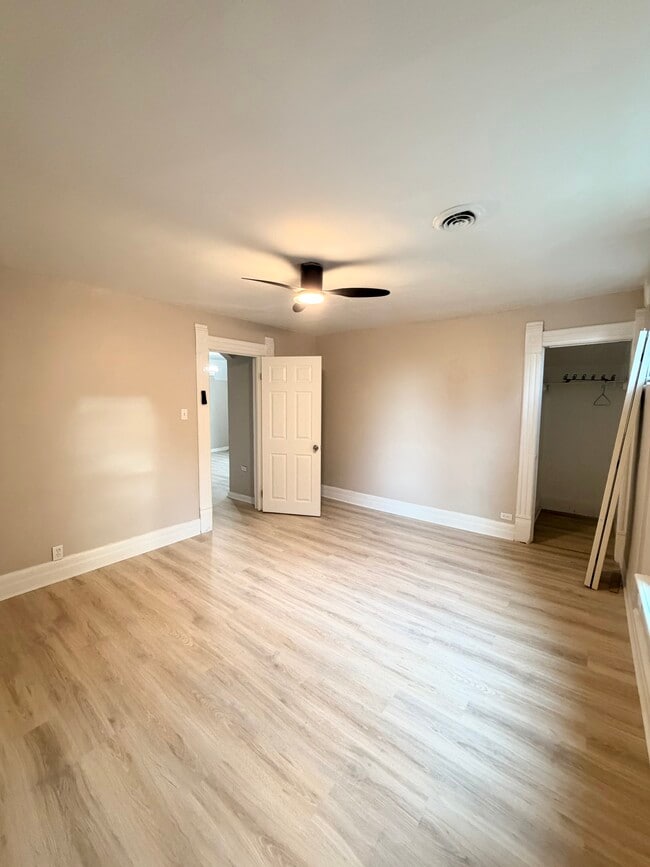 3104 N Newhall St Unidad 3104 N Newhall St