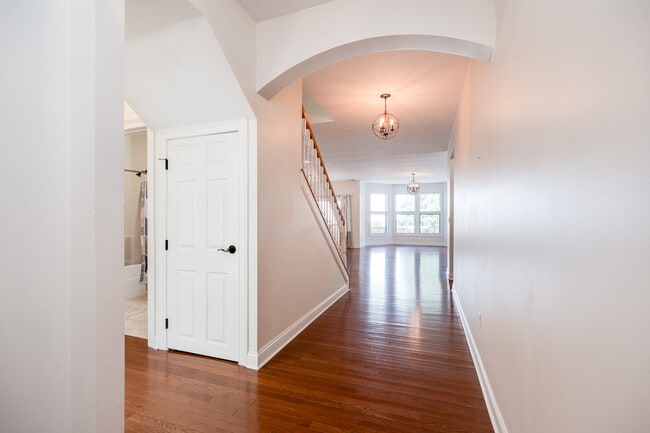 Photo - 208 Pointe Oakwood Way