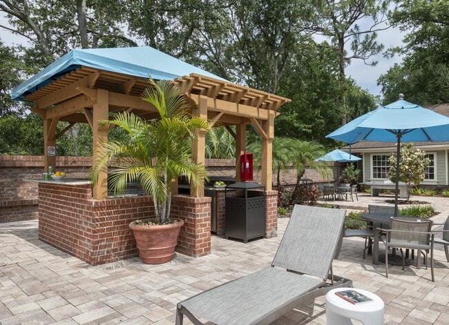 Cocina del chef junto a la piscina y zona de comedor al aire libre.