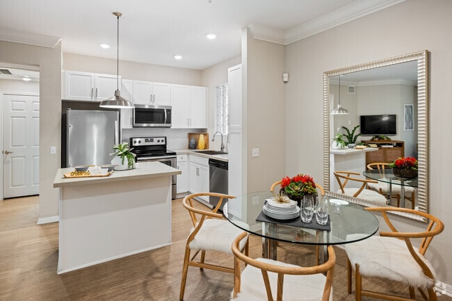 1BR, 1BA - 724SF - Kitchen and Dining Room